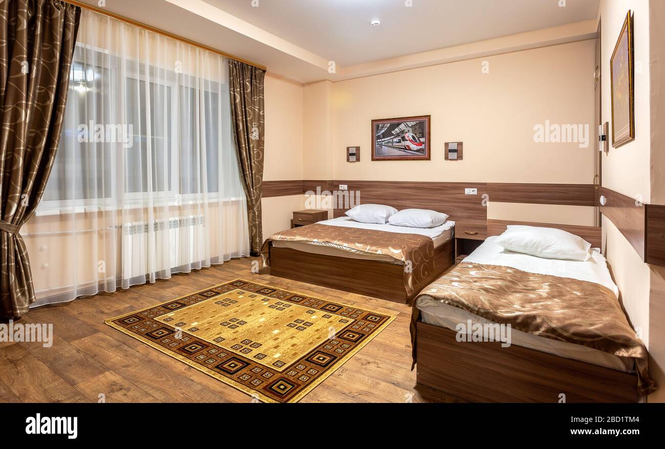 Moscou, Russie - 6 juillet 2019: Suite moderne chambre à coucher dans l'hôtel avec deux lits et tapis sur le sol Banque D'Images