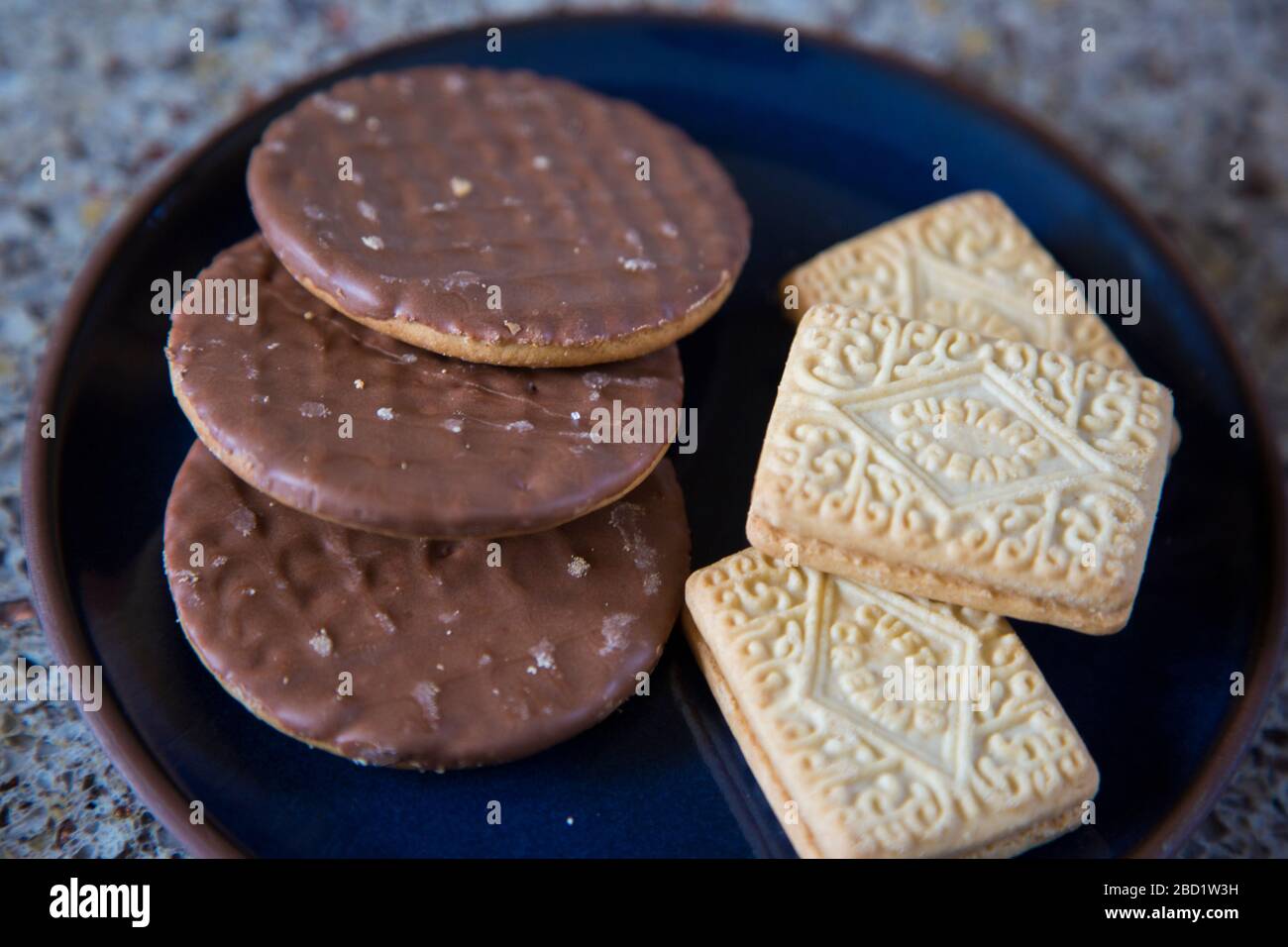 assiette de biscuits, biscuits mélangés assis sur une assiette Banque D'Images
