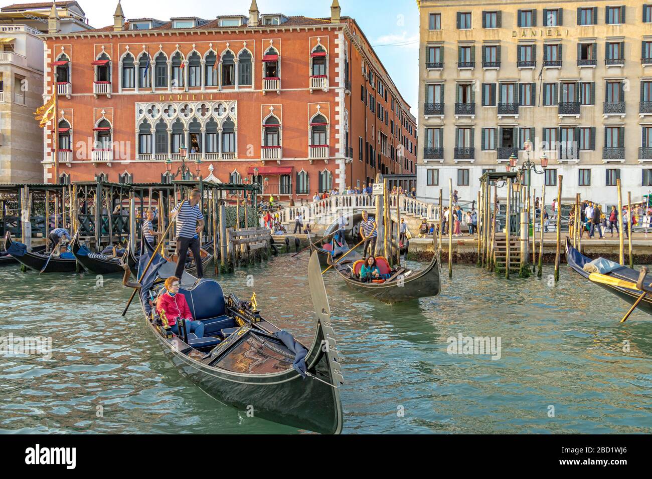 Les touristes qui prennent une balade en gondole devant l'hôtel Danieli sur le Grand Canal, Venise, Italie Banque D'Images