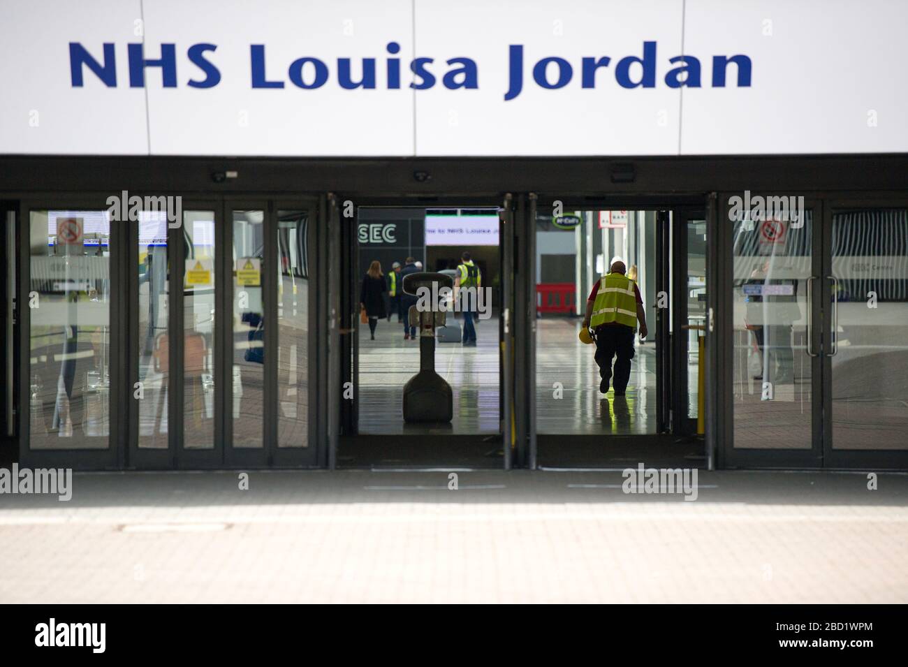 **SOUS EMBARGO JUSQU'À 00.01 MARDI 7 AVRIL** GLASGOW, ROYAUME-UNI. 7 avril 2020. Photo : vue extérieure du nouvel hôpital NHS Louisa Jordan construit au Scottish Events Campus (SEC) de Glasgow. Plus de 400 sous-traitants travaillent en collaboration avec près de 150 cliniciens et employés opérationnels du NHS Scotland pour établir le nouveau NHS Louisa Jordan. Il fournira 300 premiers lits pour aider à protéger le NHS écossais lors de l'épidémie de coronavirus (COVID-19). Crédit : Colin Fisher/Alay Live News Banque D'Images