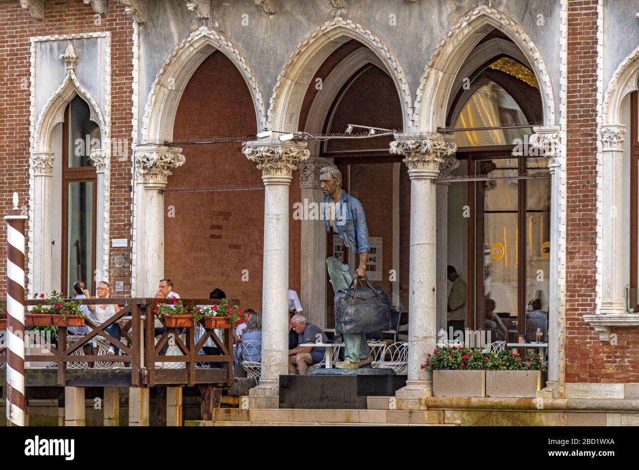 Bleu de Chine par l'artiste Bruno Catalano sur la terrasse de l'hôtel Sina Centurion Palace donnant sur le grand Canal, Venise, Italie Banque D'Images