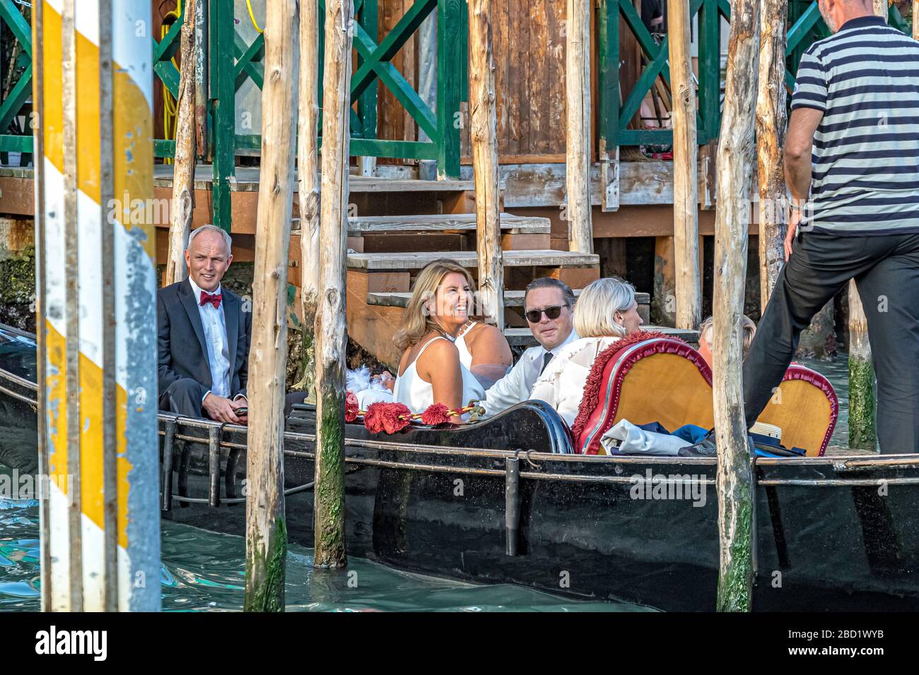 Une mariée pour être souriante à un gondolier, comme une fête de mariage prend une balade en gondole le long du Grand Canal à Venise, Italie Banque D'Images