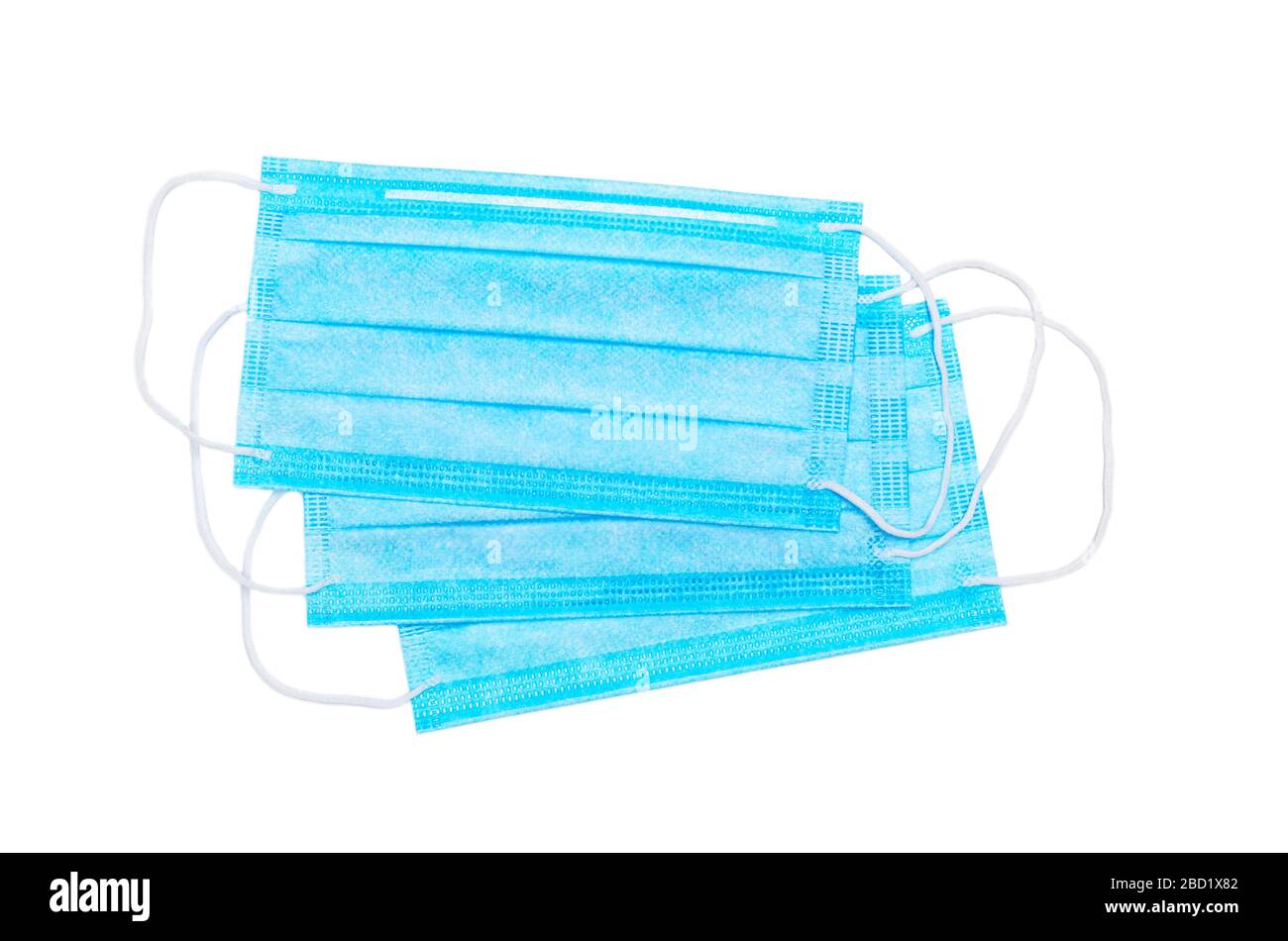 Trois masques faciaux médicaux bleus isolés sur un fond blanc. Concept de soins médicaux Banque D'Images