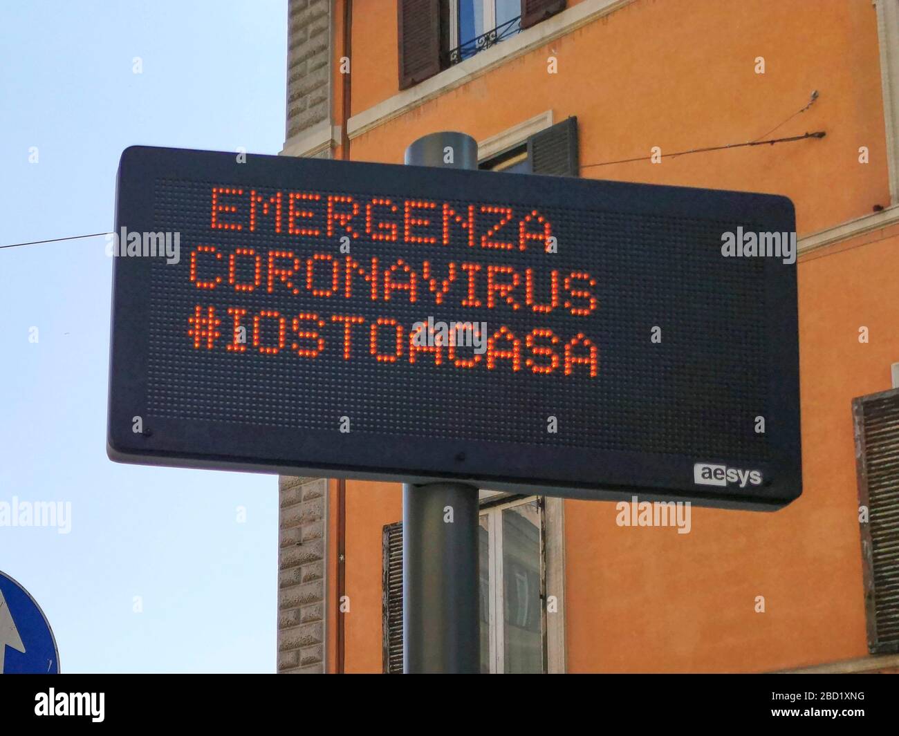 Italie, Rome, 05 avril 2020 : un affichage routier conseille aux gens de rester à la maison pendant l'urgence du coronavirus. Photo © Fabio Mazzarella/Sintesi/Alay St Banque D'Images
