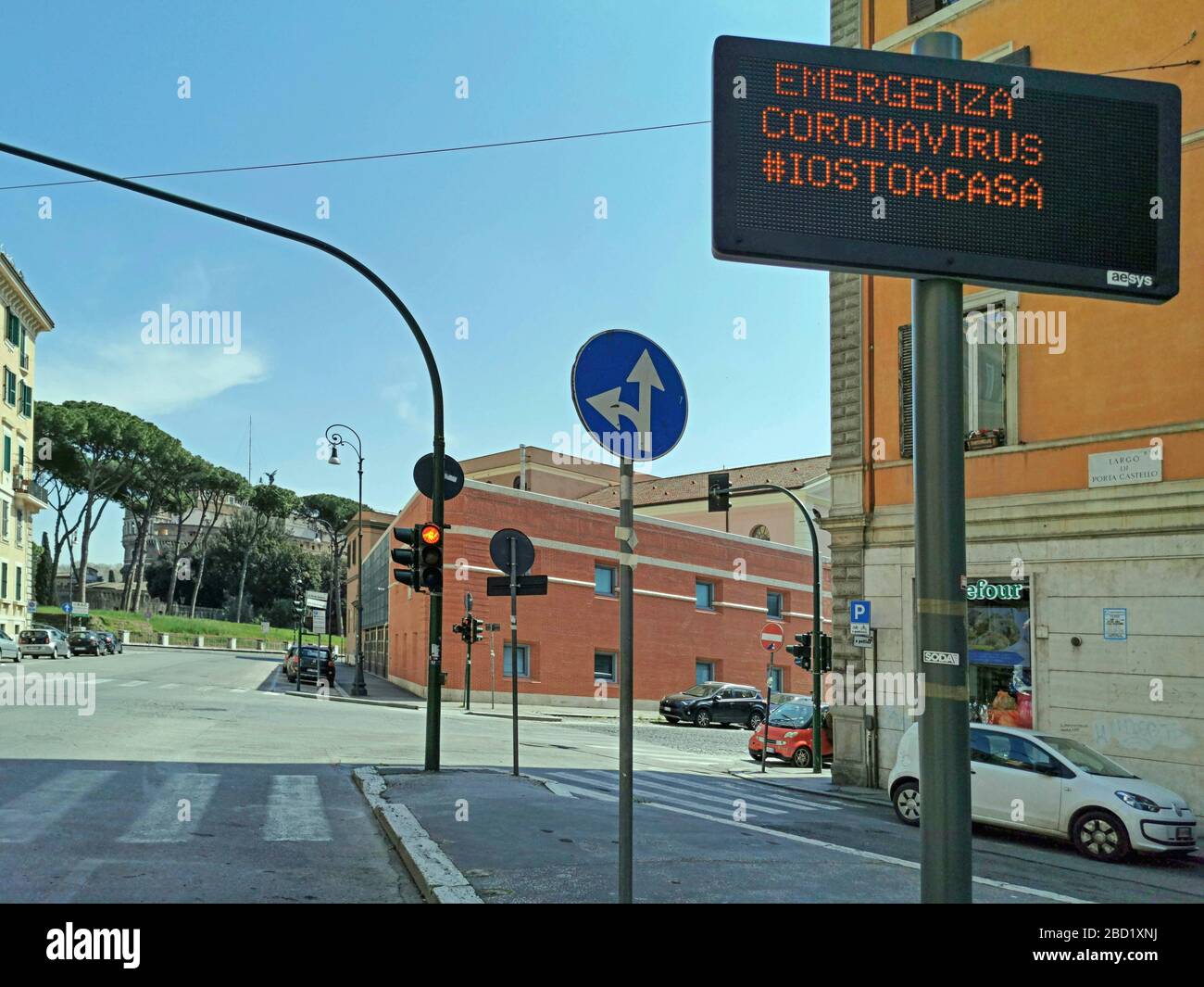 Italie, Rome, 05 avril 2020 : un affichage routier conseille aux gens de rester à la maison pendant l'urgence du coronavirus. Photo © Fabio Mazzarella/Sintesi/Alay St Banque D'Images