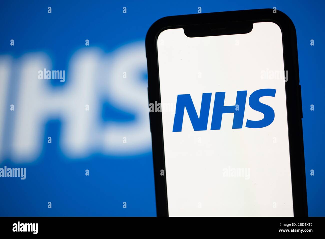 LONDRES, Royaume-Uni - 6 avril 2020 : logo du NHS National Health Service sur un smartphone Banque D'Images