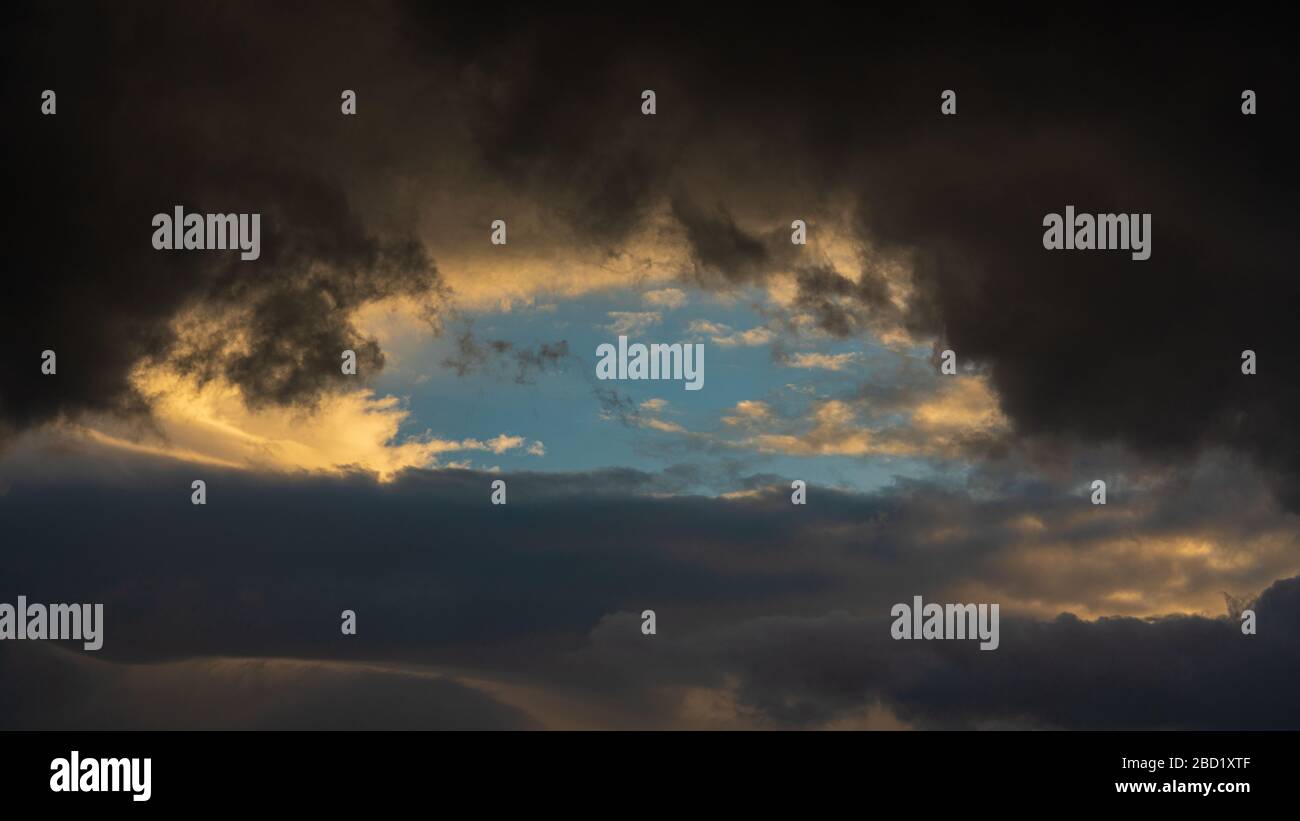 Des nuages spectaculaires illuminent la montée du soleil flottant dans le ciel. Météo naturelle, météorologie contexte. Image paysage Heavenly prête pour la conception Banque D'Images