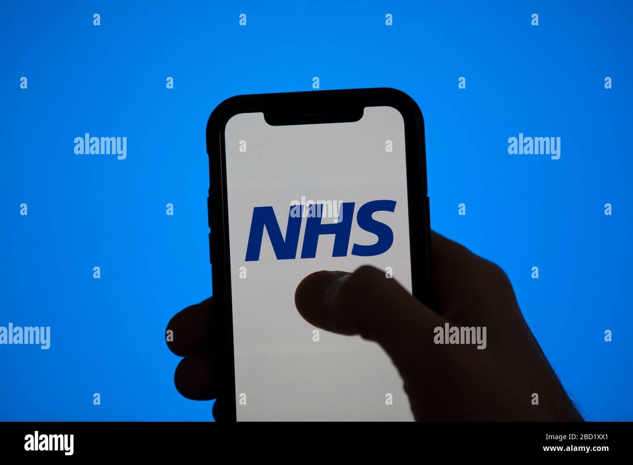LONDRES, Royaume-Uni - 6 avril 2020 : logo du NHS National Health Service sur un smartphone Banque D'Images LONDRES, Royaume-Uni - 6 avril 2020 : logo du NHS National Health Service sur un smartphone Banque D'Images