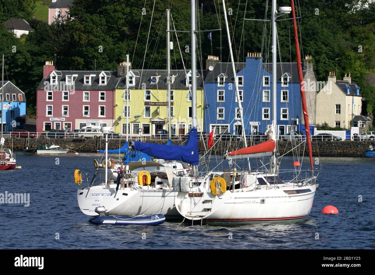 Yachts à voile sur les amarres, port de Tobermory, île de Mull, Argyll, Ecosse Banque D'Images