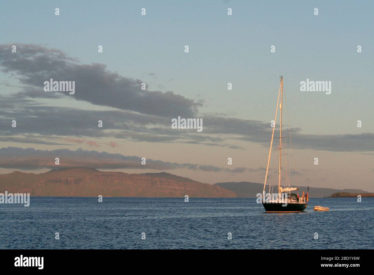 Yacht à voile ancré au large de Lunga, Treshnish Isles, Isle of Mull, Argyll, Ecosse Banque D'Images