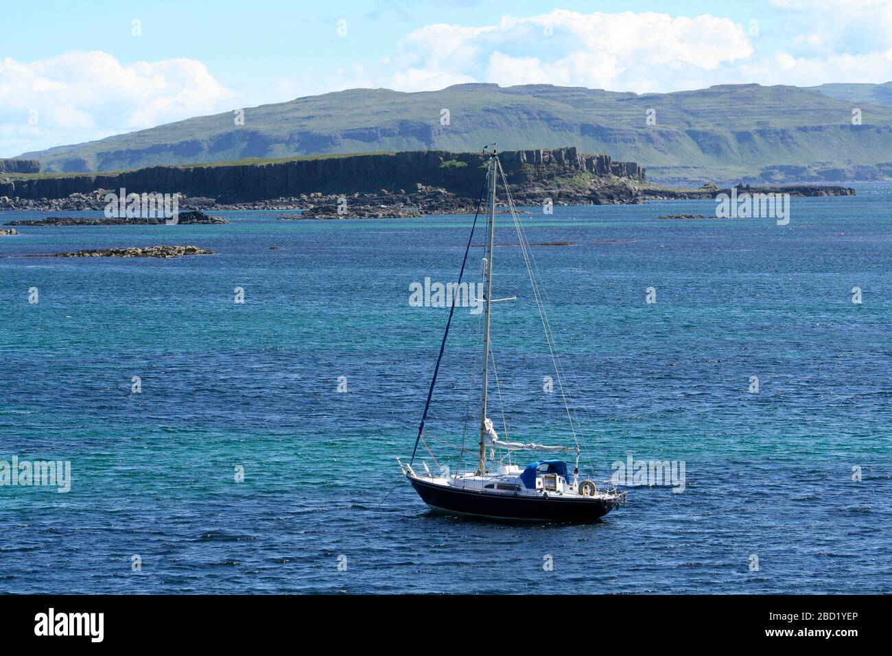 Yacht à voile ancré au large de Lunga, Treshnish Isles, en direction de Mull, Hebrides, Ecosse Banque D'Images