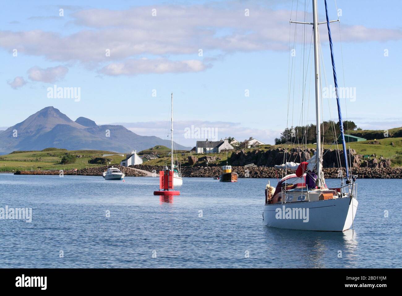 Yacht à voile ancré à Port Mor, Ile de Muck, Hebrides, Ecosse Banque D'Images