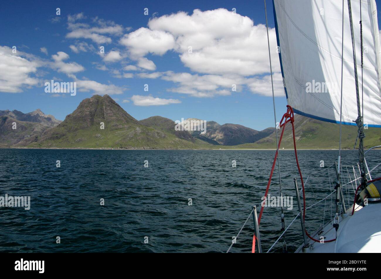 À bord du bateau à voile Dufour Arpege, naviguez jusqu'au Loch Scavaig, à l'île de Skye, à Hebrides, en Écosse Banque D'Images