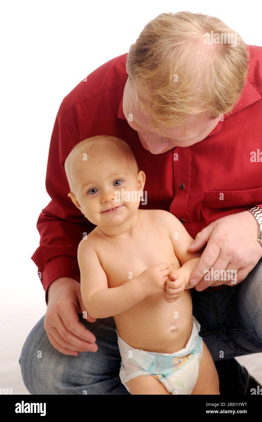 La petite belle fille en couches avec le pere en chemise rouge sur fond blanc Photo Stock Alamy