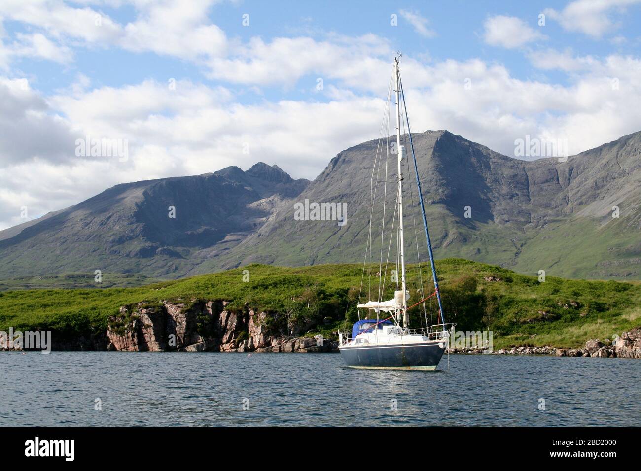 Yacht à voile ancré dans le port de Soay, Soay, île de Skye, Hebrides, Écosse Banque D'Images