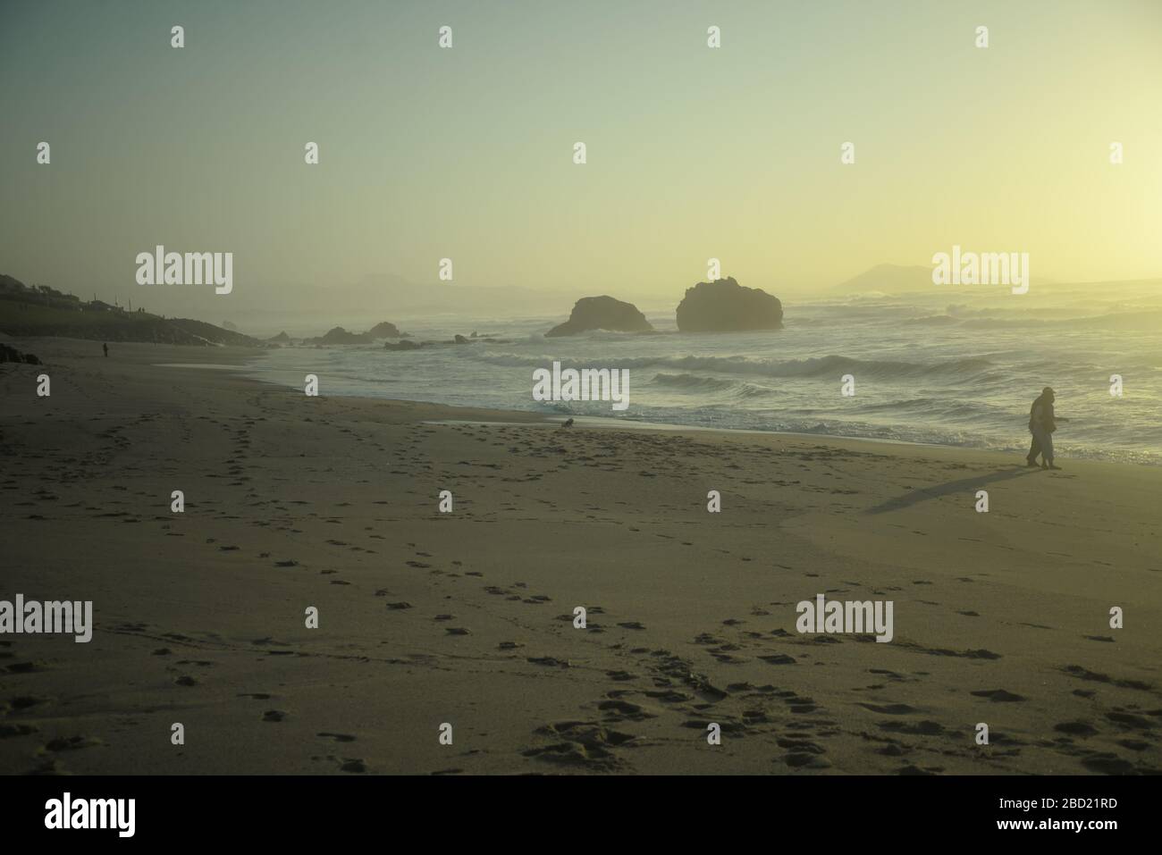 Plage déserte le long de la côte basque en France Banque D'Images