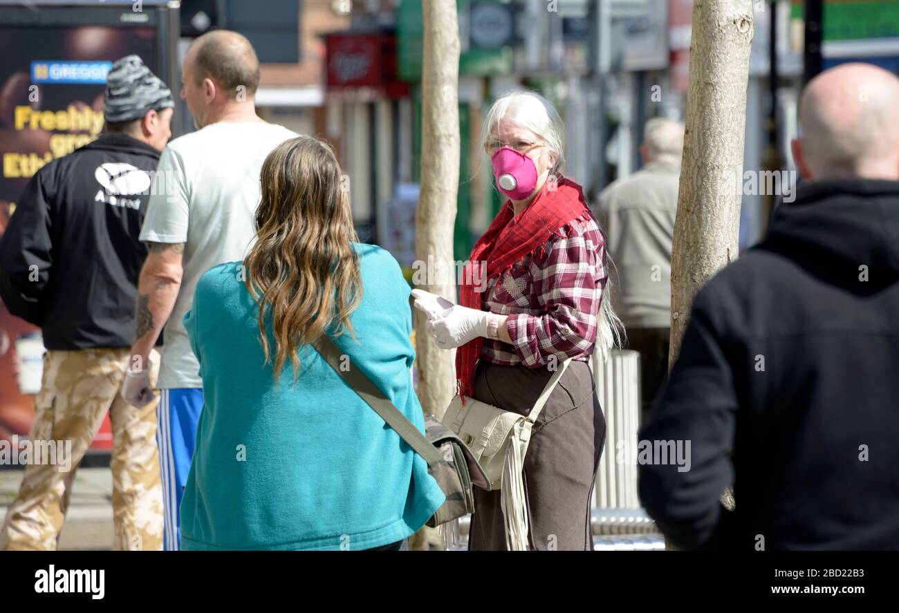 Lady dans la file d'attente du supermarché, dans le masque anti-virus Banque D'Images