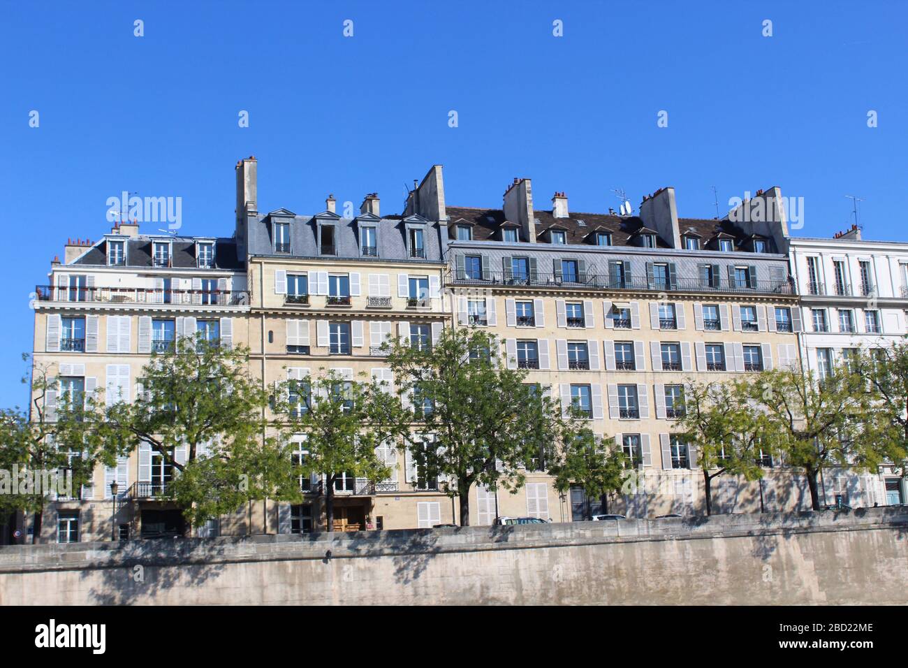 Vue sur les appartements parisiens depuis la rivière Siene. Banque D'Images