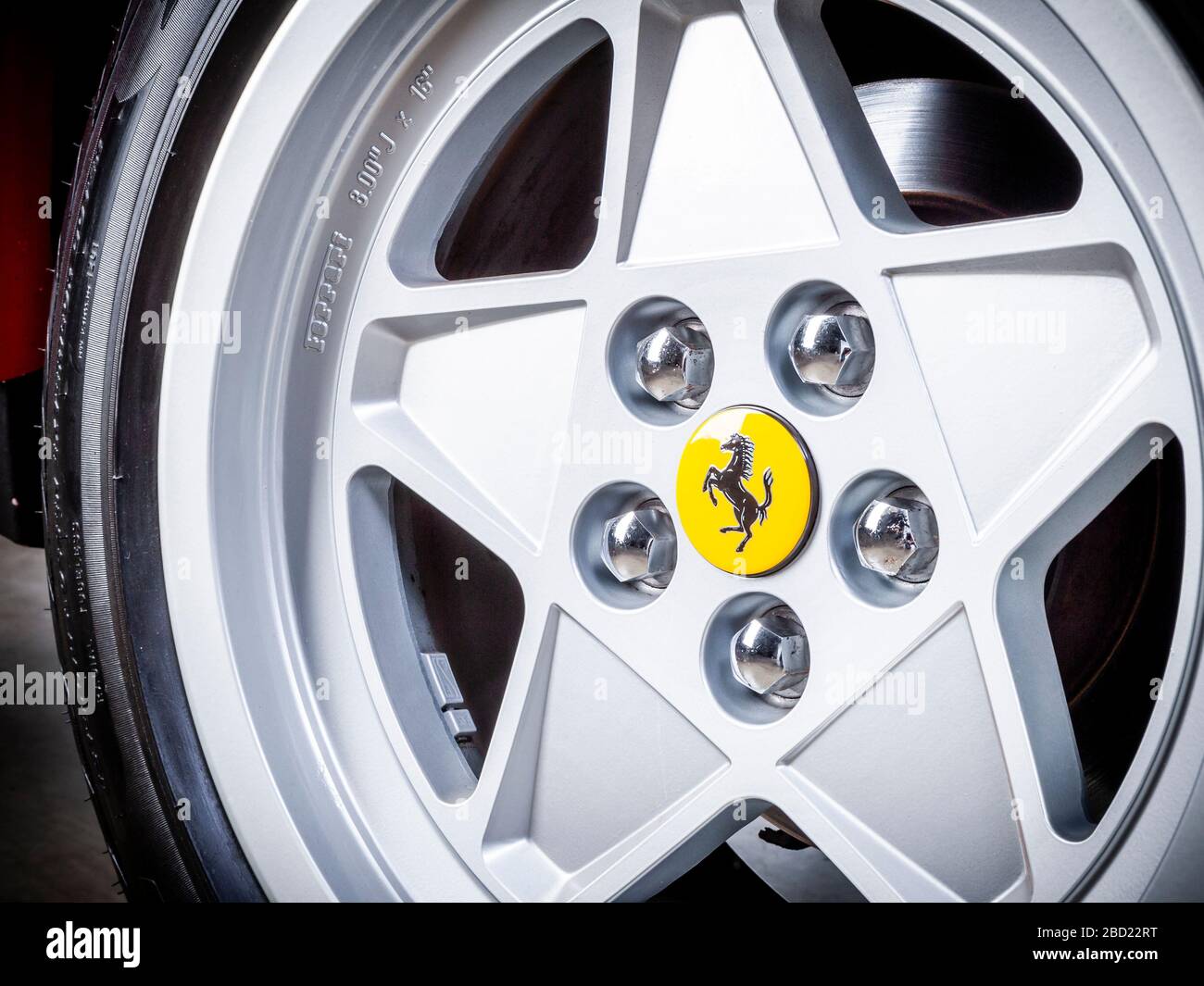 Roue en alliage Ferrari 328 GTS Banque D'Images