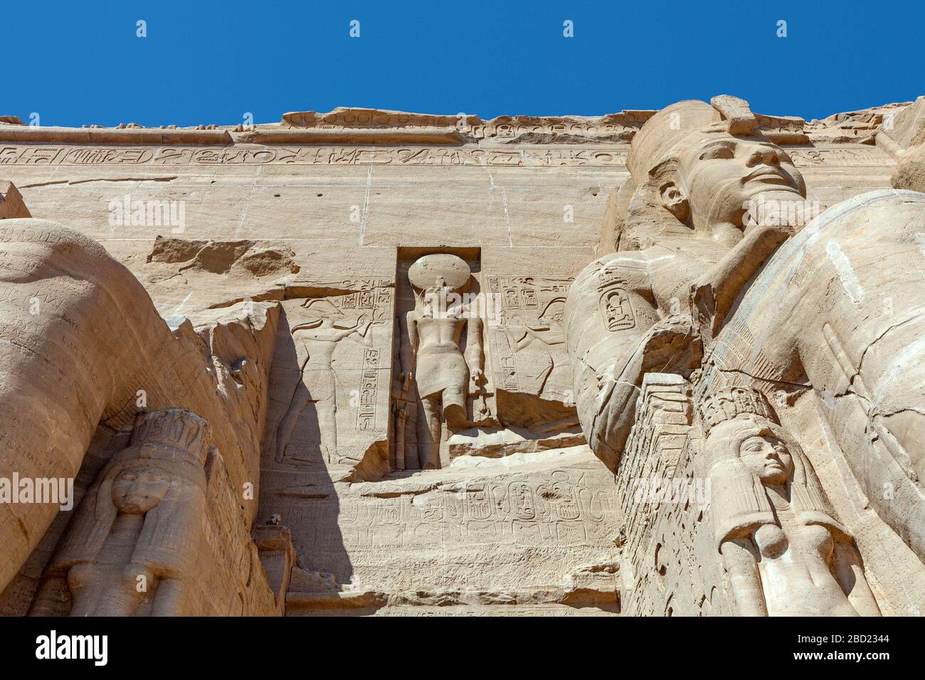 Statues de Ramsès II et Ra-Horakhty, Abu Simbel, Égypte Banque D'Images