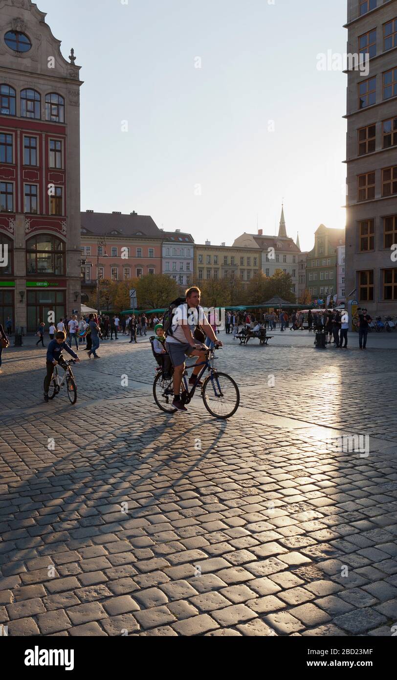 Piétons sur la place du marché, Wroclaw, Pologne Banque D'Images