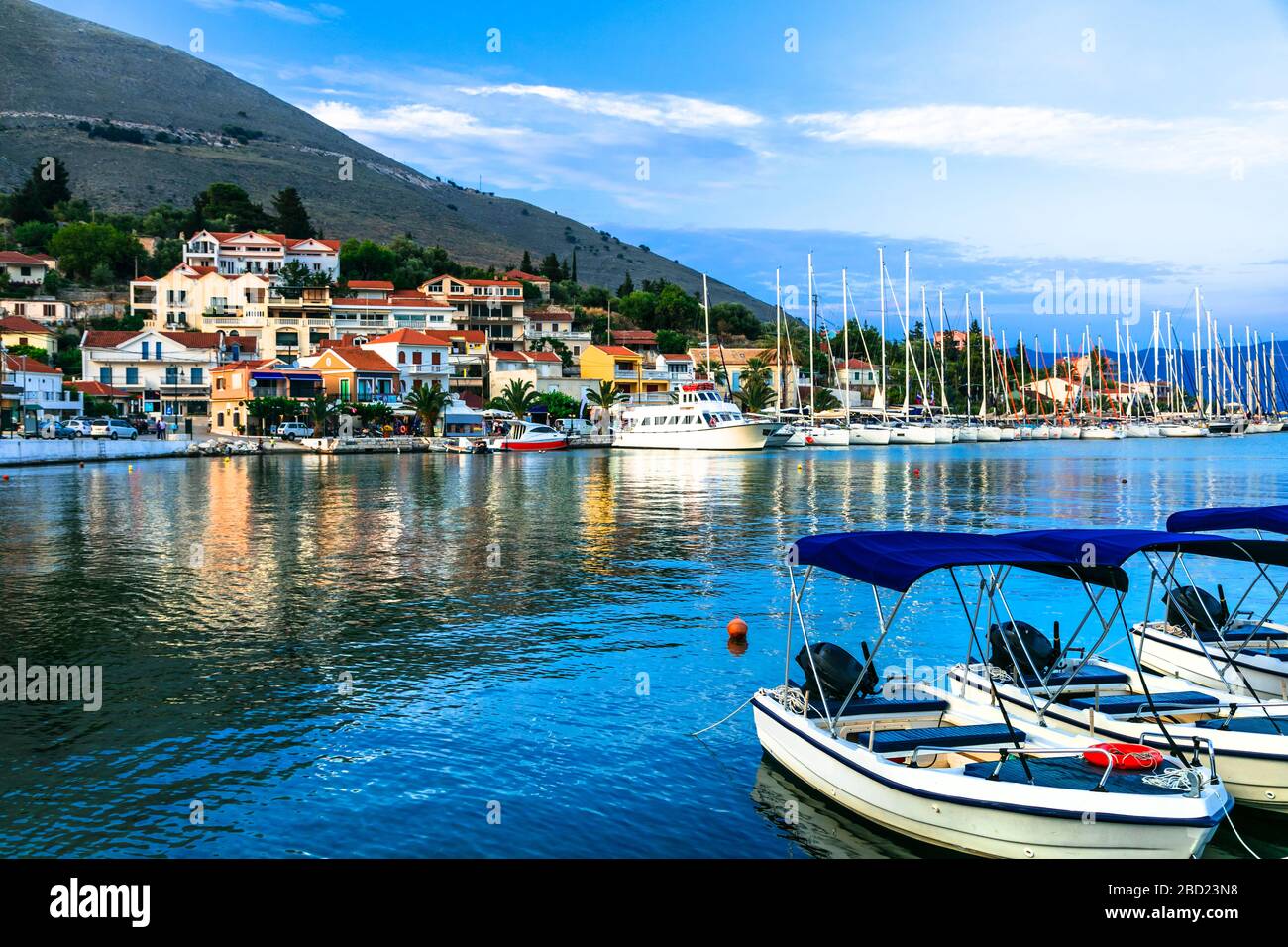 Magnifique village d'Agia Efimia, vue sur les yachts, la mer et les montagnes, l'île de Céphalonie, la Grèce. Banque D'Images