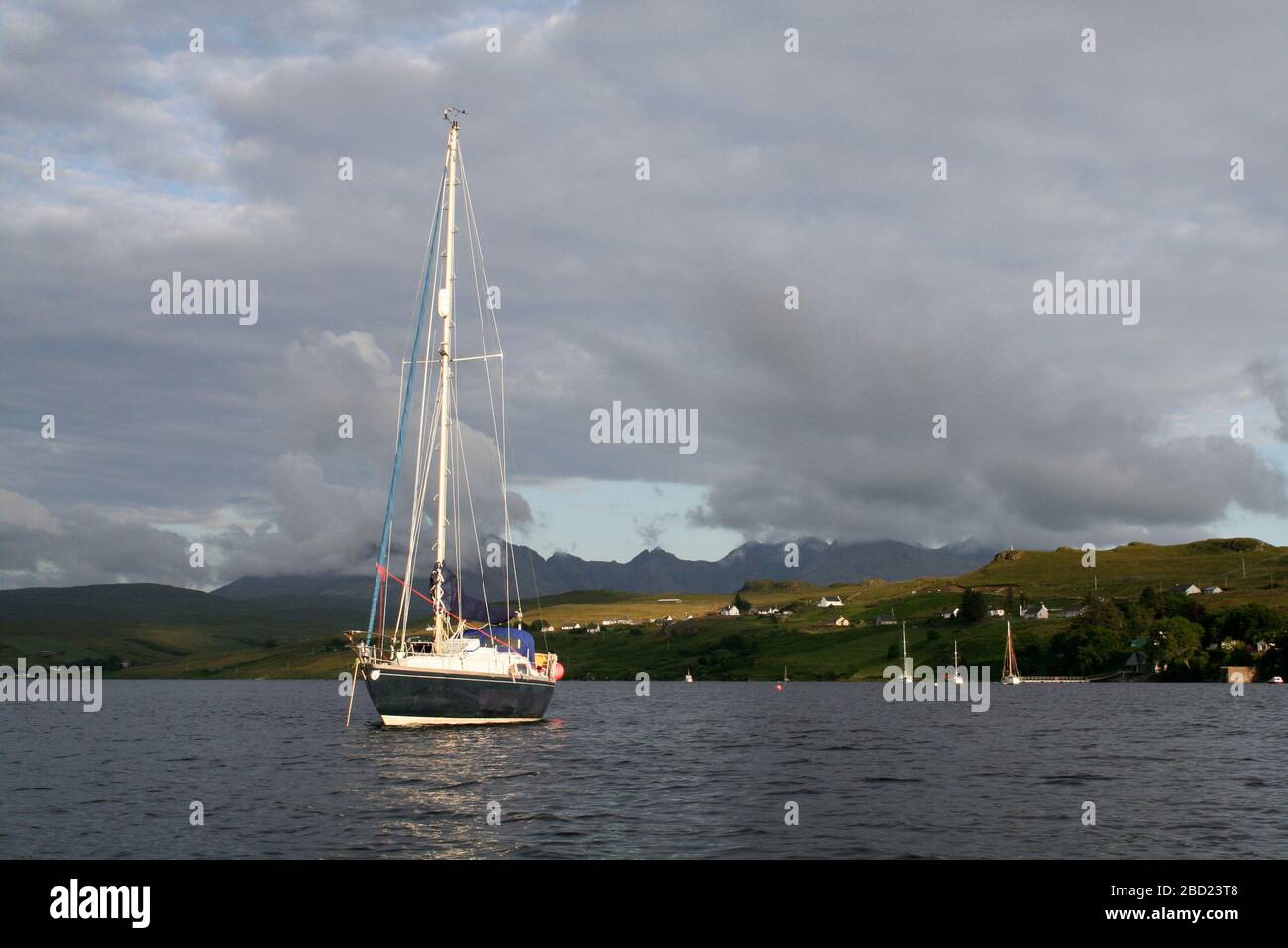 Yacht à voile ancré à la distillerie Talisker, Carbost, Loch Harport, île de Skye, Hebrides, Écosse Banque D'Images