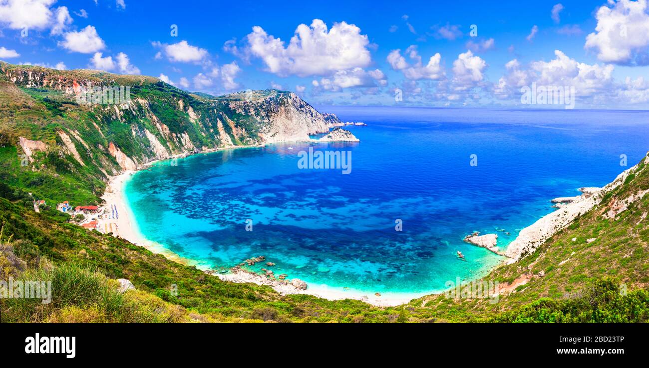 Belle plage de Petani, vue sur la mer turquoise et les montagnes, Kefalonia, Grèce. Banque D'Images