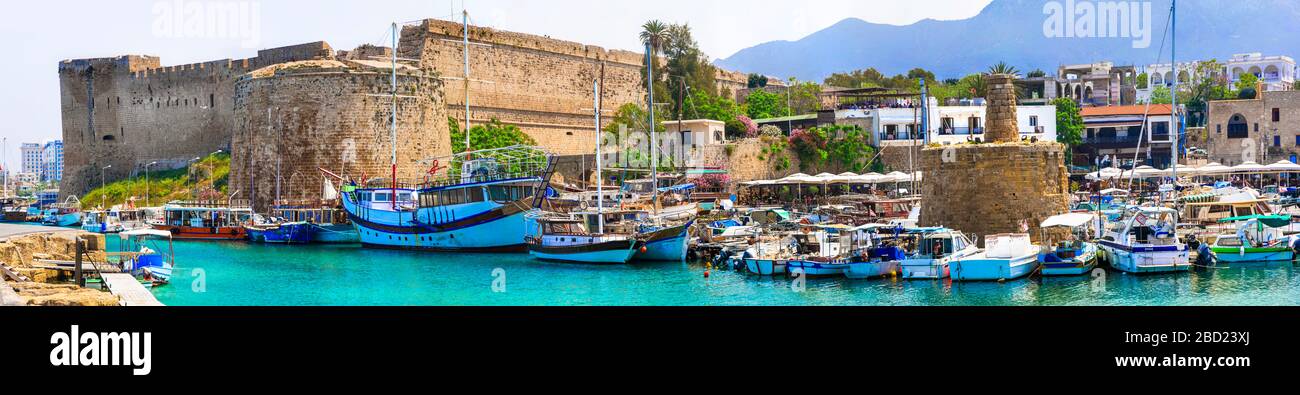 Belle ville de Kyrenia, vue sur la mer turquoise et le château, île de Chypre. Banque D'Images
