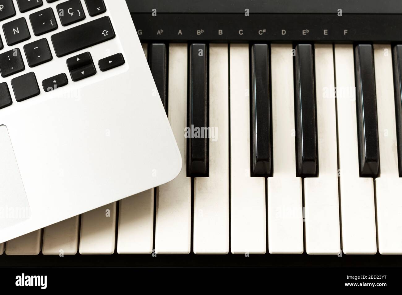 Clavier et ordinateur. Concepts d'apprentissage pour jouer de la musique en ligne à la maison, travailler à domicile, autodidacte ou autodidacte Banque D'Images