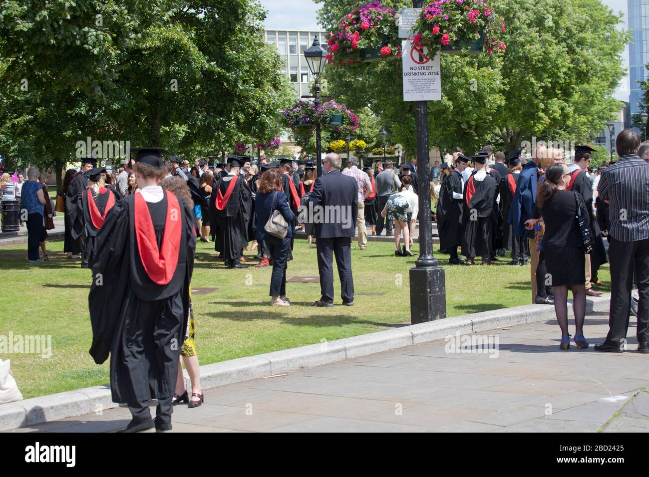 Les étudiants de l'université se réunissent devant la cathédrale de Bristol avant leur cérémonie de remise des diplômes Banque D'Images