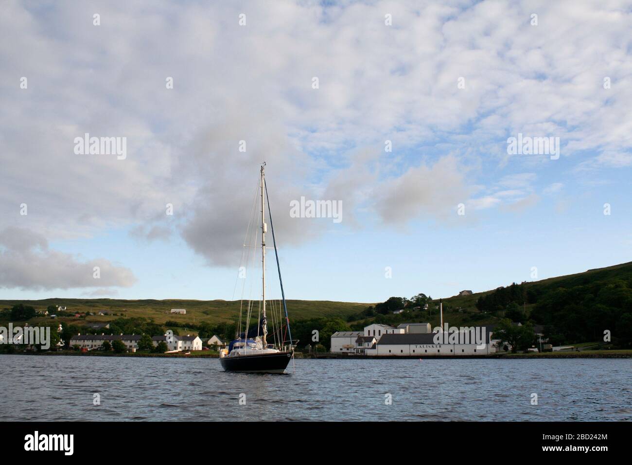 Yacht à voile ancré à la distillerie Talisker, Carbost, Loch Harport, île de Skye, Hebrides, Écosse Banque D'Images