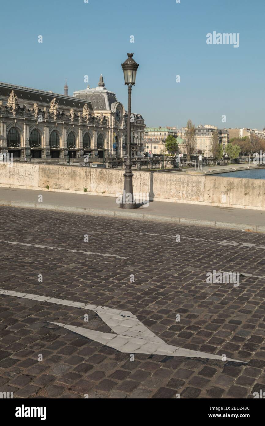 MAINTIEN PARISIEN : JOURNÉE ENSOLEILLÉE À PARIS Banque D'Images