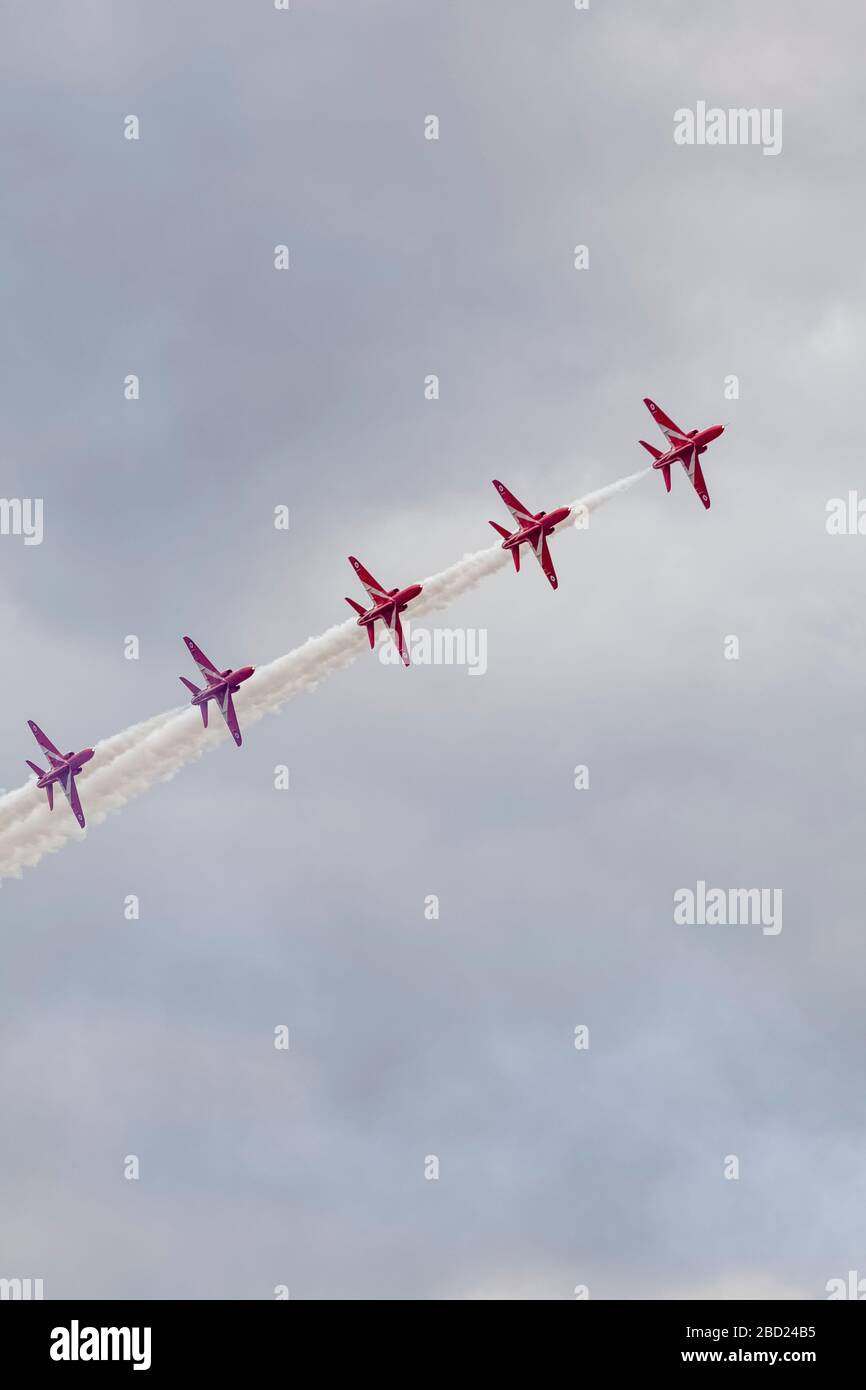 Des flèches rouges volant à Biggin Hill Airshow Banque D'Images