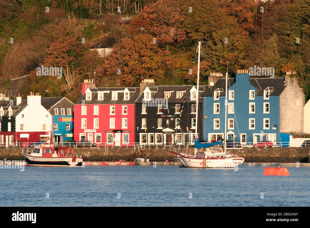 Bâtiments et bateaux colorés sur des amarres, port de Tobermory, île de Mull, Argyll, Écosse Banque D'Images