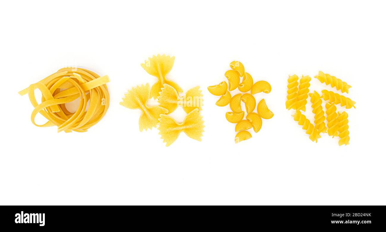 Une sorte de Pasta, variations de pâtes italiennes isolées sur fond blanc Banque D'Images