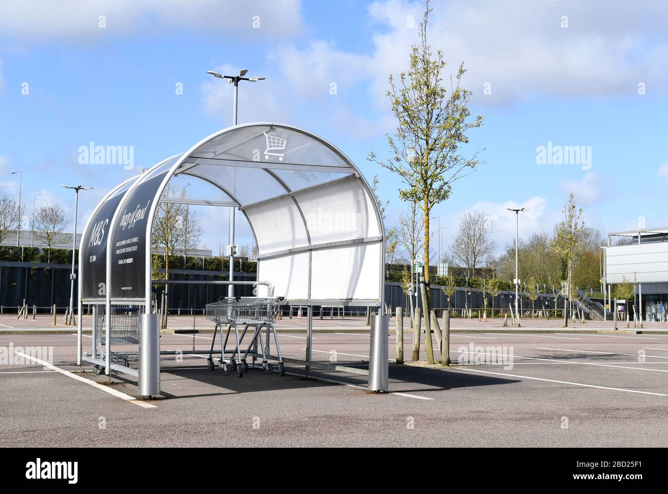 Bâtiments du centre Milton Keynes Snow Dome marché extérieur Blossom réflexions sur le centre de verre Signage Corona virus Covid 19 Grid system Banque D'Images