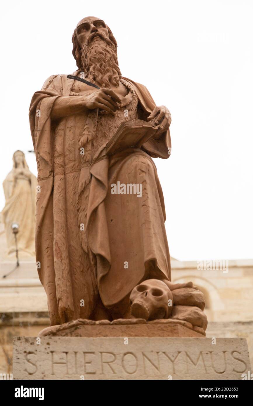 Statue de St Heirononymus à l'Église de la Nativité à Bethléem, en Israël. Il est mort à Bethléem en 420 après Jésus-Christ et est mieux connu sous le nom de St Jérôme. Banque D'Images
