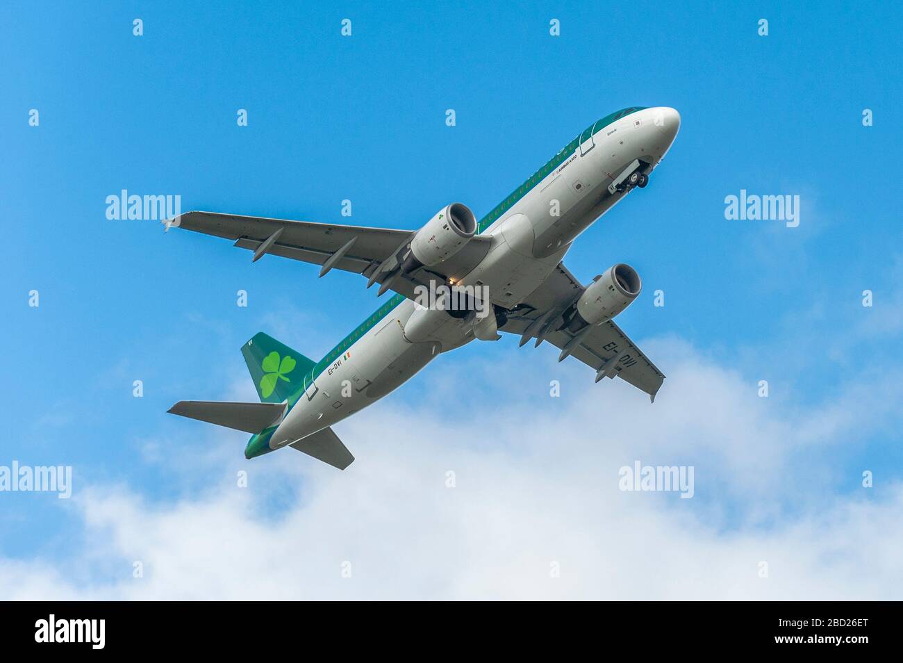 Cork, Irlande. 6 avril 2020. AER Lingus Airbus A 320, vol no EI722, prend le départ de l'aéroport de Cork en direction de Londres Heathrow. C'est l'un des seuls départs de Cork lors de la pandémie de Covid-19. Crédit : Andy Gibson/Alay Live News Banque D'Images