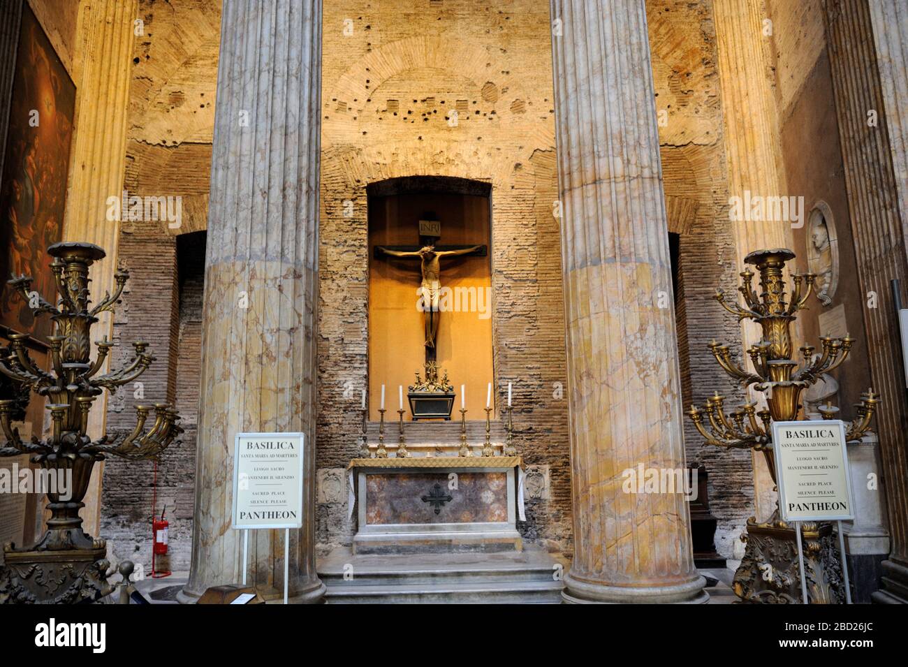 Italie, Rome, Panthéon intérieur, cappella del crocifisso, chapelle du crucifix, crucifix en bois (16e siècle) Banque D'Images