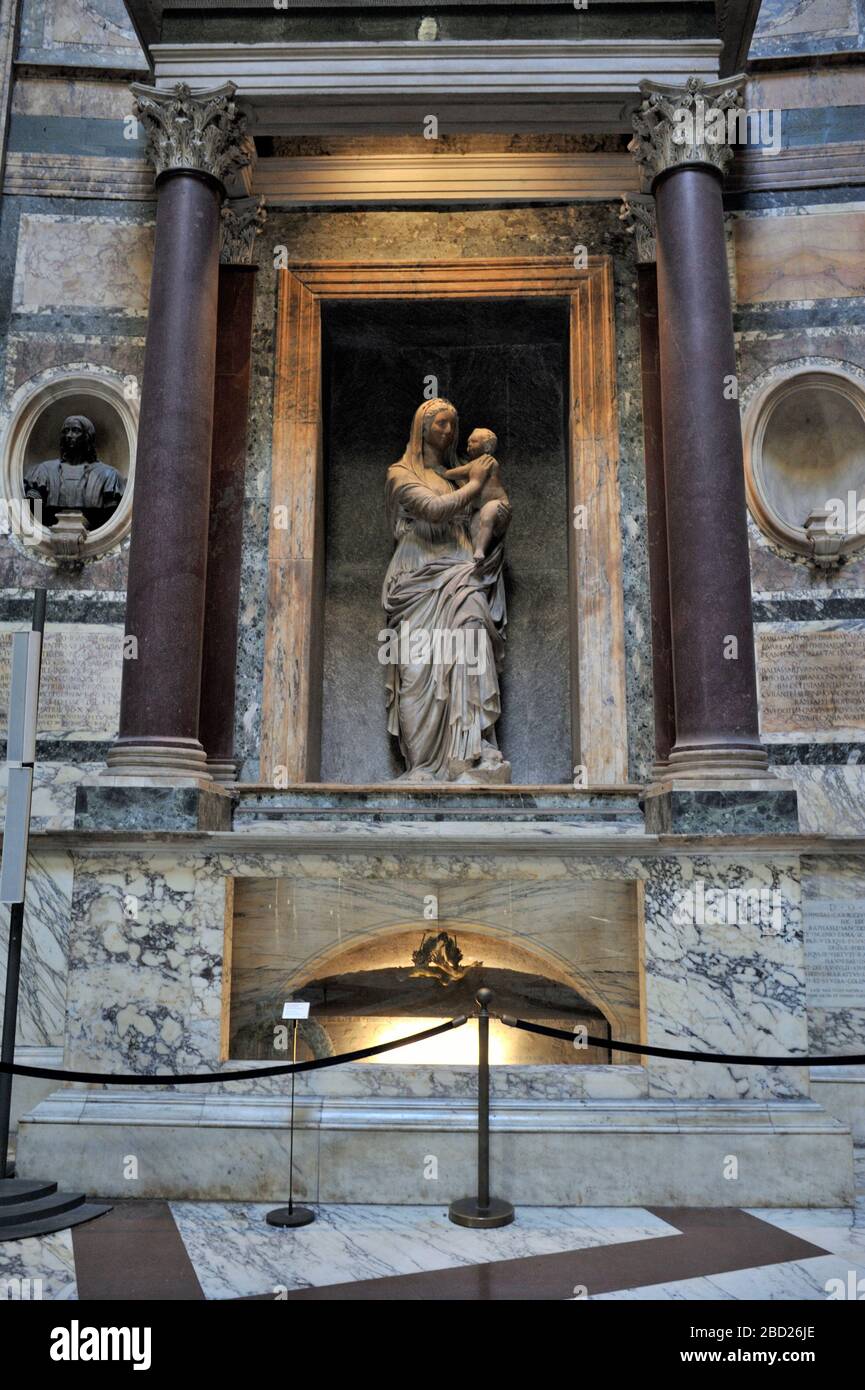 Italie, Rome, intérieur du Panthéon, tombe de Raphaël et sculpture la Madonna del Sasso de Lorenzo Lotti, connu sous le nom de Lorenzetto (XVIe siècle) Banque D'Images