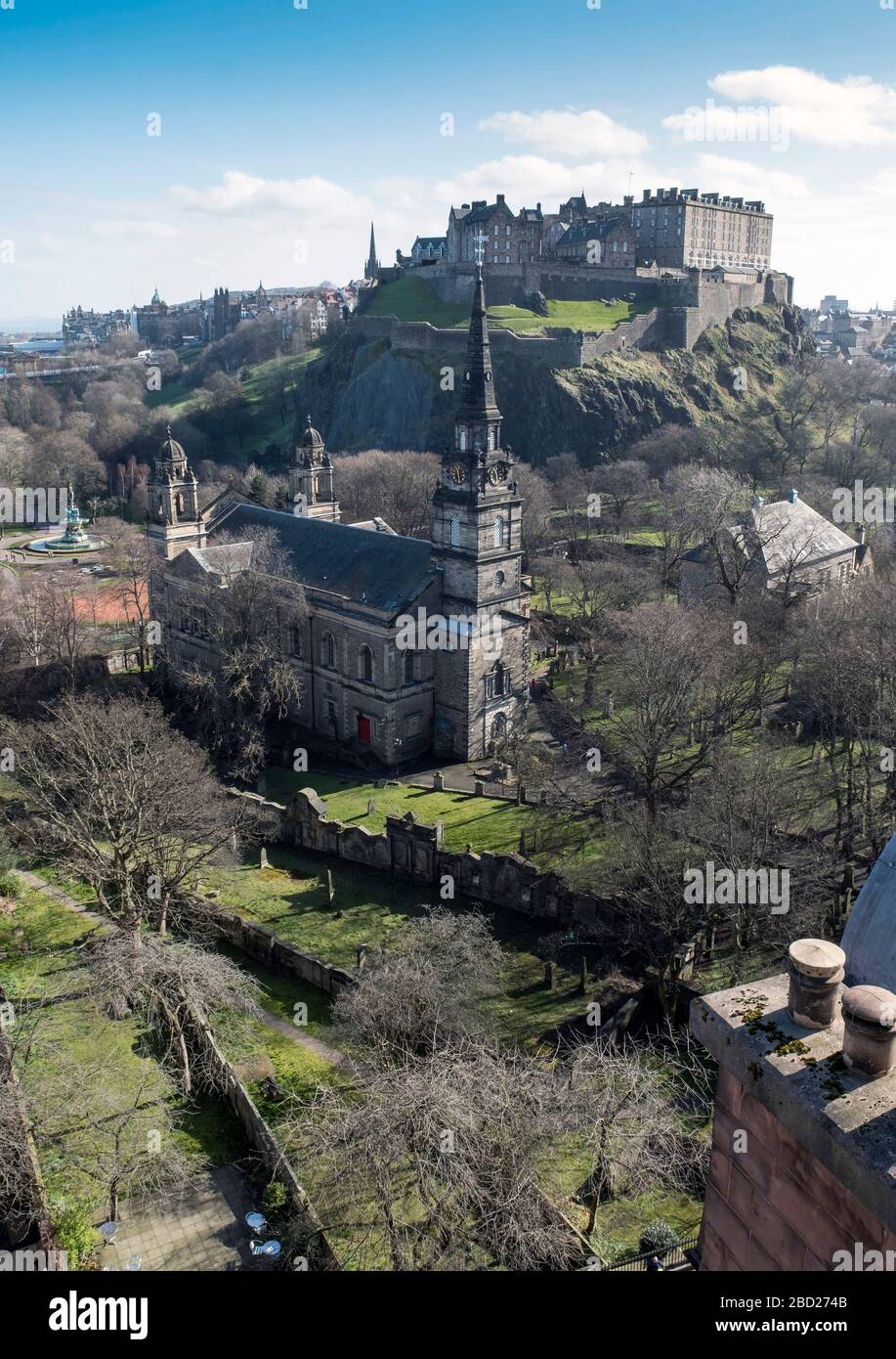 Vue sur l'église paroissiale St Cuthbert et le château d'Édimbourg. Banque D'Images