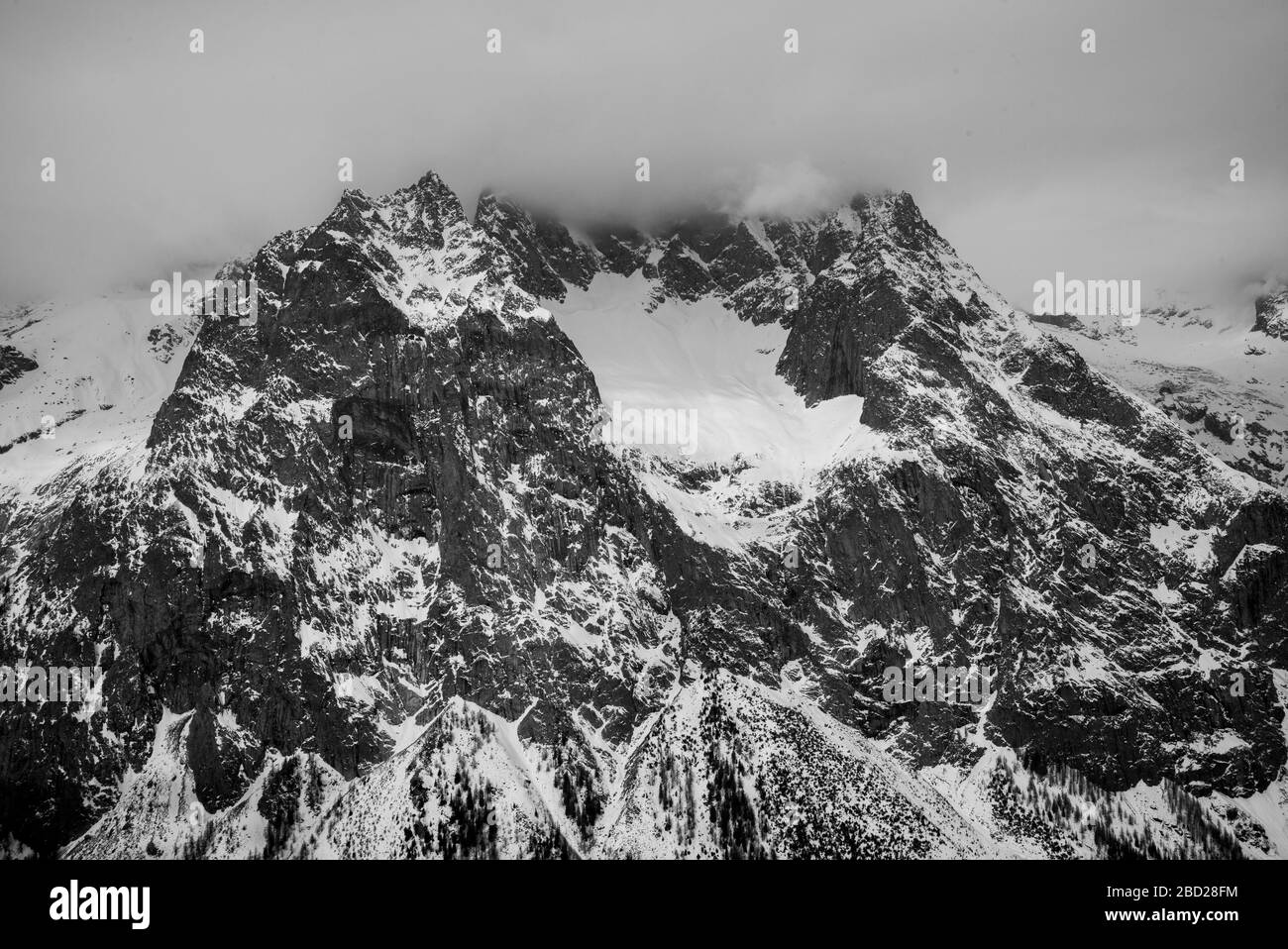 Chaîne de montagne enneigée, station alpine, vallée d'Aoste, Courmayeur, Italie du Nord Banque D'Images