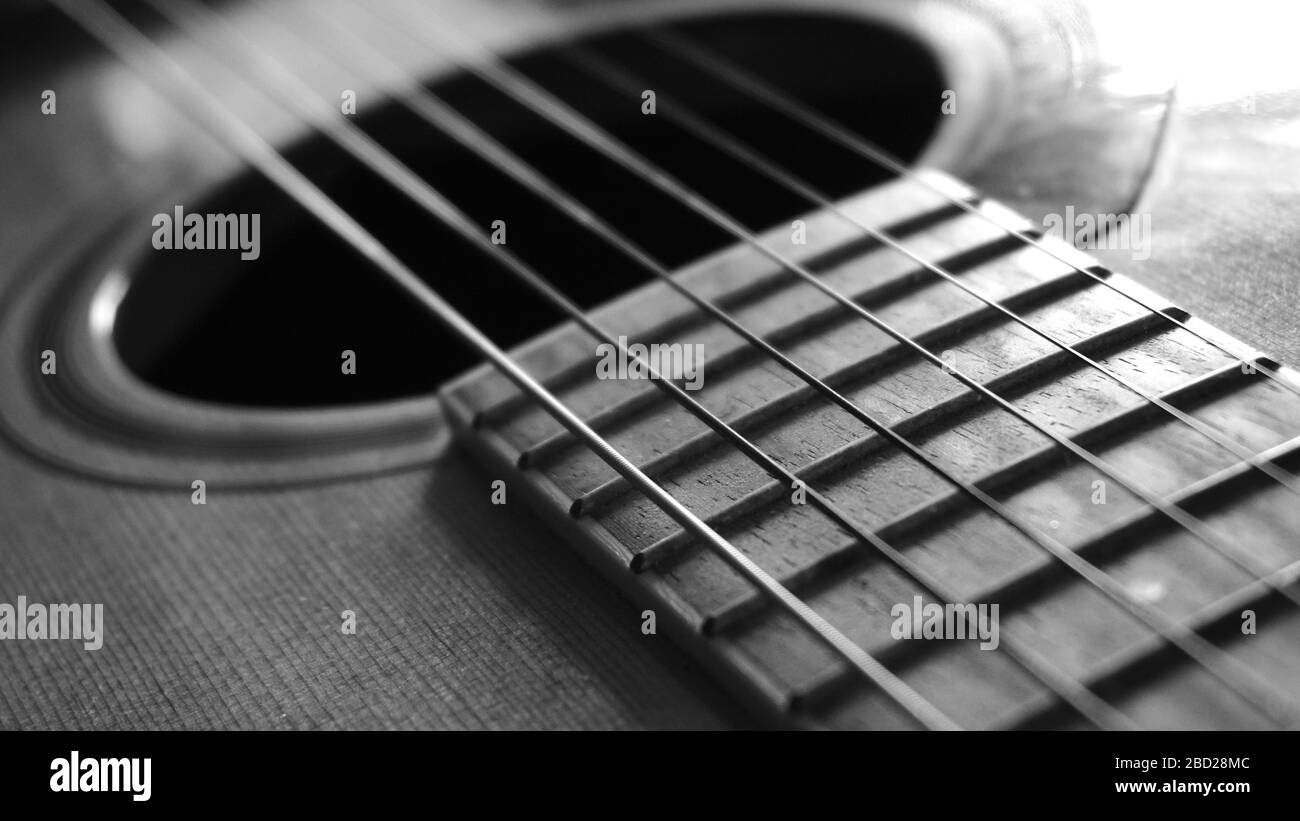 Macro de gros plan sur les cordes de guitare. Concept d'instrument de musique. Musique et son. Photographie noir et blanc Banque D'Images