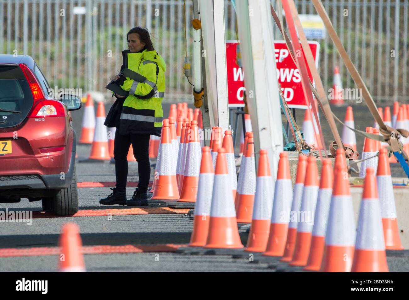 Glasgow, Royaume-Uni. 6 avril 2020. Photo : le centre de test mobile Coronavirus (COVID-19) situé dans le parking de longue durée de l'aéroport de Glasgow a été transformé en centre de test mobile de style drive pour soutenir la réponse pandémique du gouvernement écossais Covid-19. La pandémie de Coronavirus (COVID-19) a gravement affecté le Royaume-Uni, avec les derniers chiffres du 5 avril 2020: Un total de 23 143 personnes en Ecosse ont été testées. Parmi ces tests : 19 437 tests ont été confirmés négatifs ; 3 706 tests ont été positifs ; 220 patients ayant effectué des tests positifs sont morts. Crédit : Colin Fisher/Alay Live News Banque D'Images