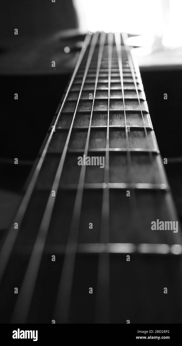 Macro de gros plan sur les cordes de guitare. Concept d'instrument de musique. Photographie noir et blanc Banque D'Images