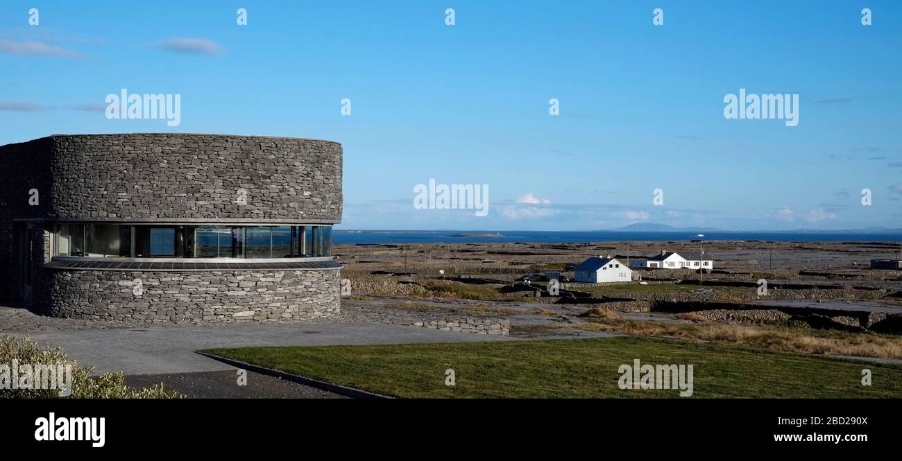 Vue depuis le restaurant et les suites Inis Meáin, les îles Aran, la baie de Galway, l'Irlande Banque D'Images