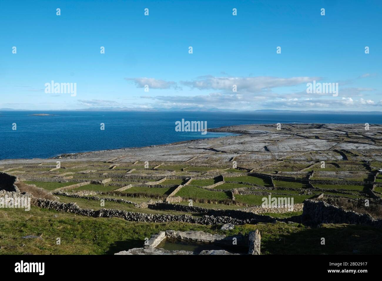 Vue depuis le restaurant et les suites Inis Meáin, les îles Aran, la baie de Galway, l'Irlande Banque D'Images