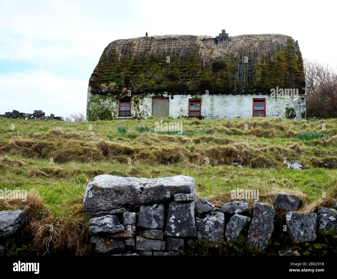 Chalet en chaume sur Inis Mor, une des îles Aran, Galway Bay, Irlande Banque D'Images