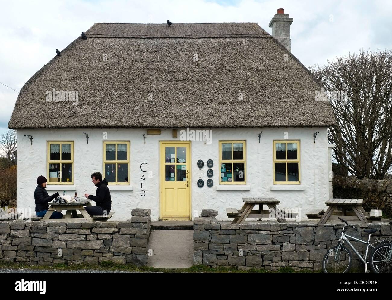 Café en chaume sur Inis Mor, une des îles d'Aran, Galway Bay, Irlande Banque D'Images